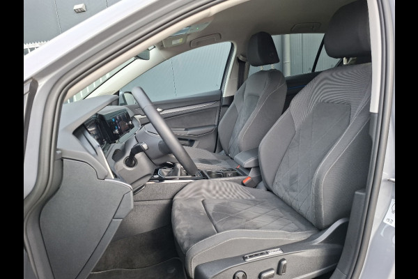 Volkswagen Golf 1.5 TSI 130pk Style * LAGE KMSTAND 26.000KM! * ParkeerCamera * Adaptieve Cruise Control *