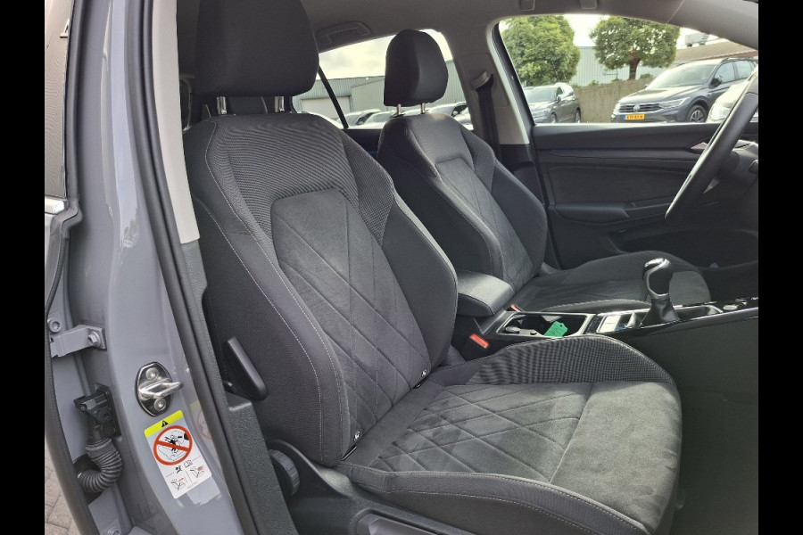 Volkswagen Golf 1.5 TSI 130pk Style * LAGE KMSTAND 26.000KM! * ParkeerCamera * Adaptieve Cruise Control *