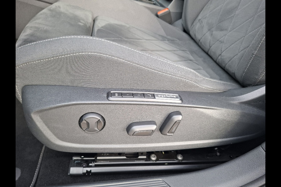 Volkswagen Golf 1.5 TSI 130pk Style * LAGE KMSTAND 26.000KM! * ParkeerCamera * Adaptieve Cruise Control *