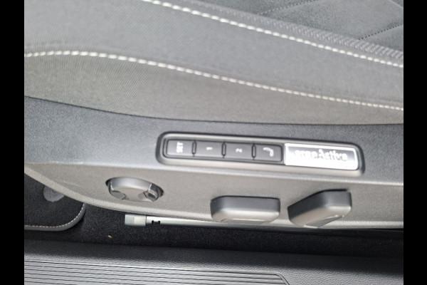 Volkswagen Golf 1.5 TSI 130pk Style * LAGE KMSTAND 26.000KM! * ParkeerCamera * Adaptieve Cruise Control *