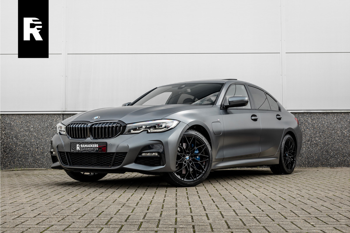 BMW 3 Serie 330e High Ex M-Sport Frozen / Glazen dak / Adaptief onderstel / Electrische stoelen /