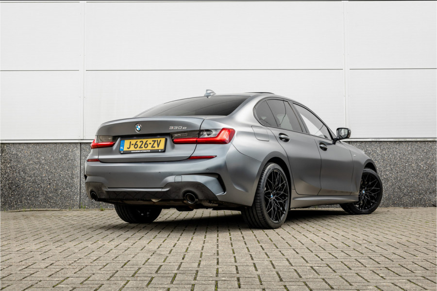 BMW 3 Serie 330e High Ex M-Sport Frozen / Glazen dak / Adaptief onderstel / Electrische stoelen /