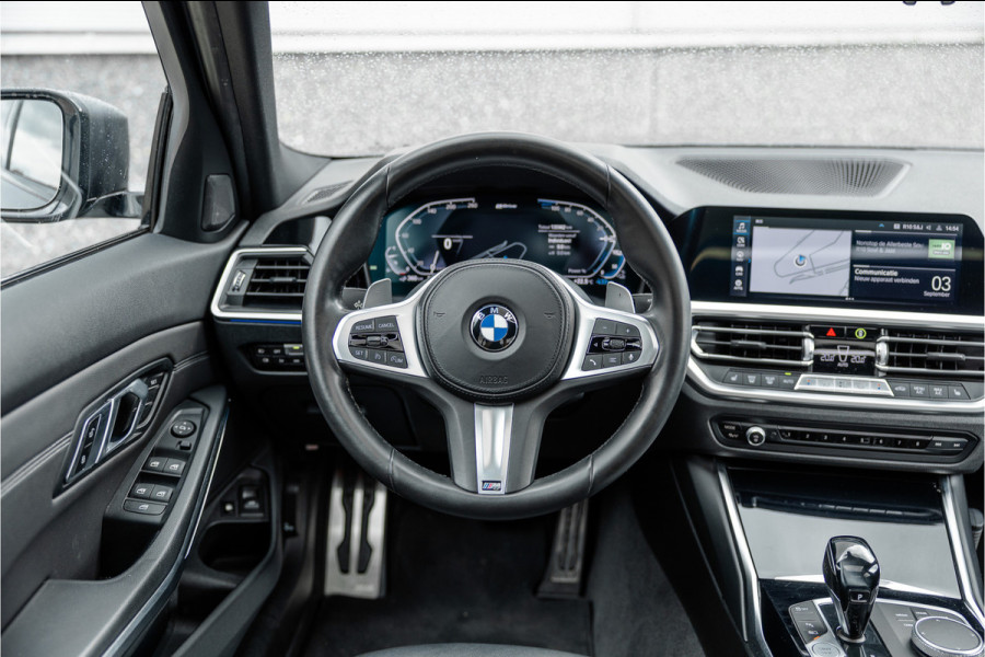 BMW 3 Serie 330e High Ex M-Sport Frozen / Glazen dak / Adaptief onderstel / Electrische stoelen /