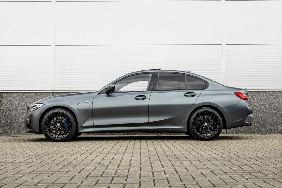 BMW 3 Serie 330e High Ex M-Sport Frozen / Glazen dak / Adaptief onderstel / Electrische stoelen /