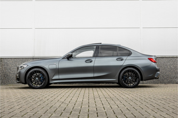BMW 3 Serie 330e High Ex M-Sport Frozen / Glazen dak / Adaptief onderstel / Electrische stoelen /