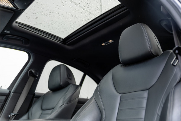 BMW 3 Serie 330e High Ex M-Sport Frozen / Glazen dak / Adaptief onderstel / Electrische stoelen /