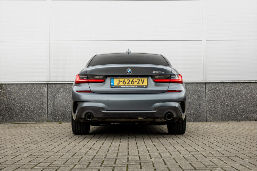 BMW 3 Serie 330e High Ex M-Sport Frozen / Glazen dak / Adaptief onderstel / Electrische stoelen /
