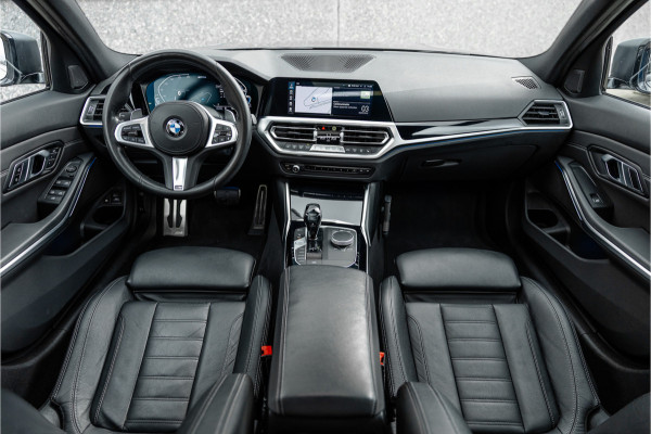 BMW 3 Serie 330e High Ex M-Sport Frozen / Glazen dak / Adaptief onderstel / Electrische stoelen /