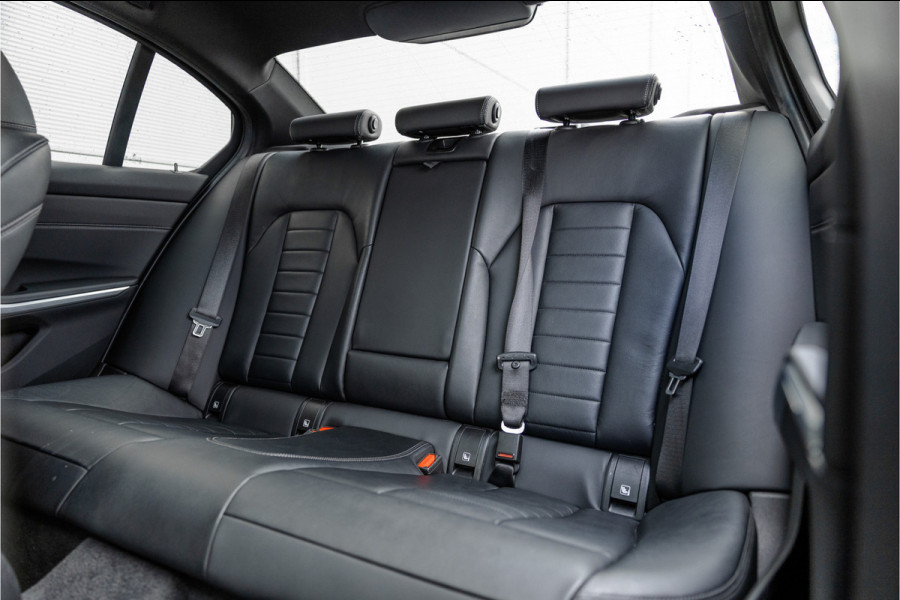 BMW 3 Serie 330e High Ex M-Sport Frozen / Glazen dak / Adaptief onderstel / Electrische stoelen /
