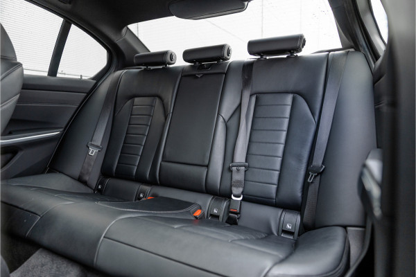 BMW 3 Serie 330e High Ex M-Sport Frozen / Glazen dak / Adaptief onderstel / Electrische stoelen /