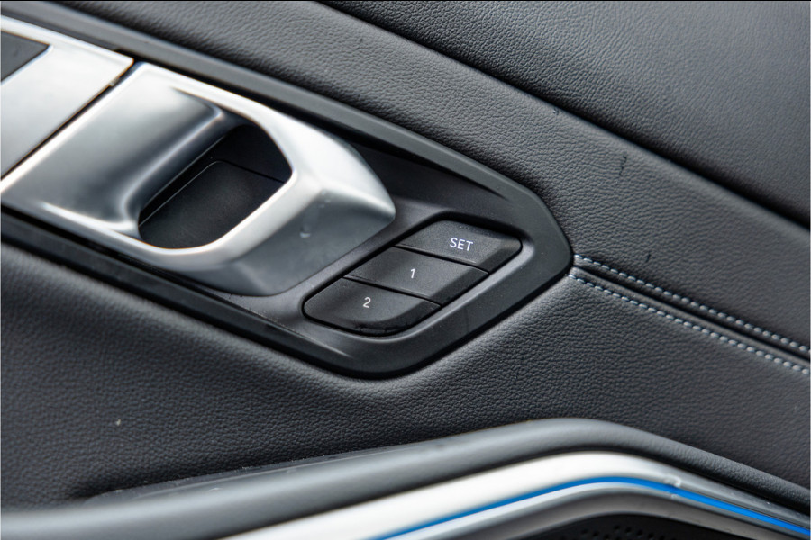 BMW 3 Serie 330e High Ex M-Sport Frozen / Glazen dak / Adaptief onderstel / Electrische stoelen /