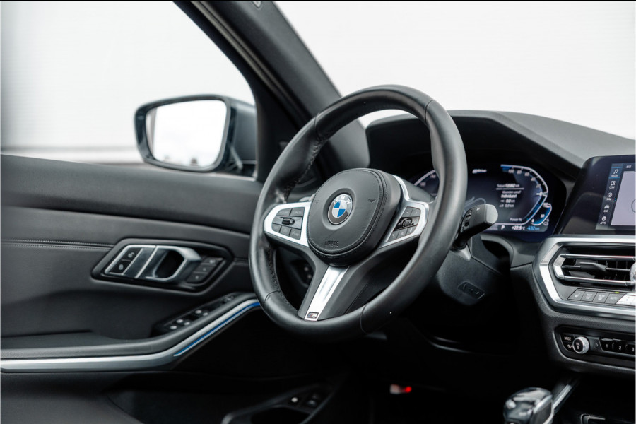 BMW 3 Serie 330e High Ex M-Sport Frozen / Glazen dak / Adaptief onderstel / Electrische stoelen /