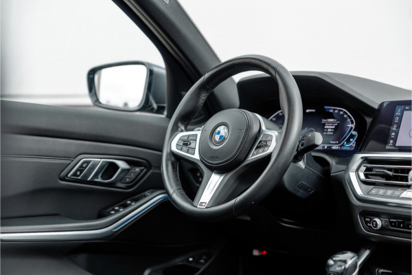 BMW 3 Serie 330e High Ex M-Sport Frozen / Glazen dak / Adaptief onderstel / Electrische stoelen /