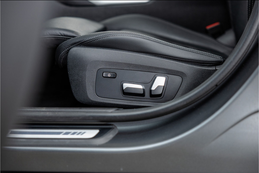 BMW 3 Serie 330e High Ex M-Sport Frozen / Glazen dak / Adaptief onderstel / Electrische stoelen /