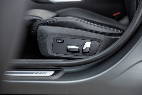 BMW 3 Serie 330e High Ex M-Sport Frozen / Glazen dak / Adaptief onderstel / Electrische stoelen /