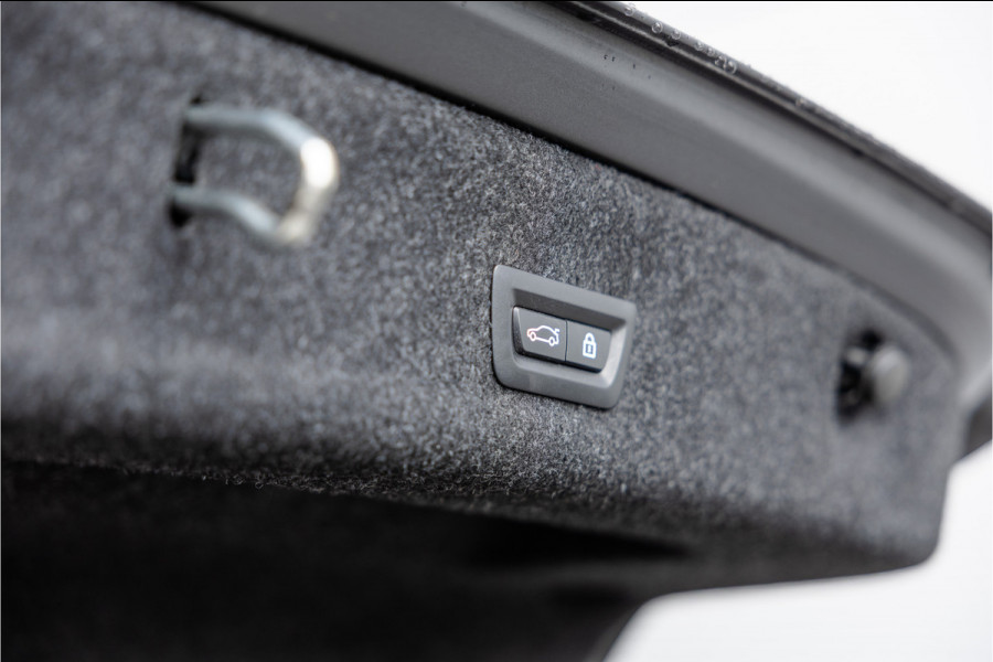 BMW 3 Serie 330e High Ex M-Sport Frozen / Glazen dak / Adaptief onderstel / Electrische stoelen /
