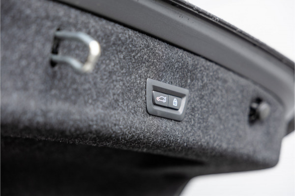BMW 3 Serie 330e High Ex M-Sport Frozen / Glazen dak / Adaptief onderstel / Electrische stoelen /