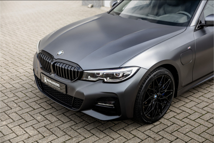 BMW 3 Serie 330e High Ex M-Sport Frozen / Glazen dak / Adaptief onderstel / Electrische stoelen /