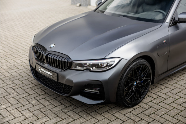 BMW 3 Serie 330e High Ex M-Sport Frozen / Glazen dak / Adaptief onderstel / Electrische stoelen /