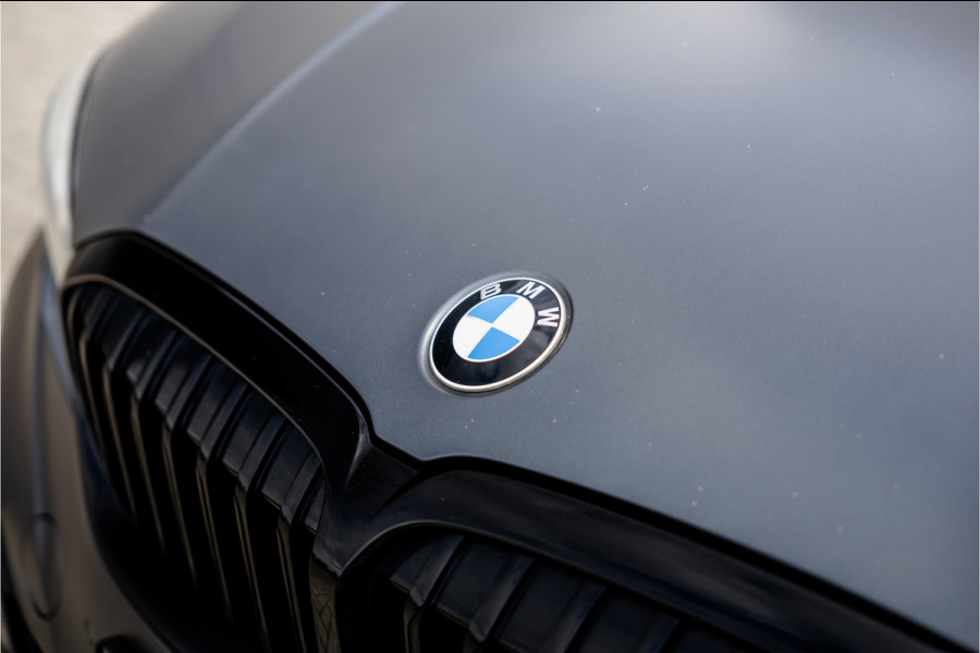 BMW 3 Serie 330e High Ex M-Sport Frozen / Glazen dak / Adaptief onderstel / Electrische stoelen /