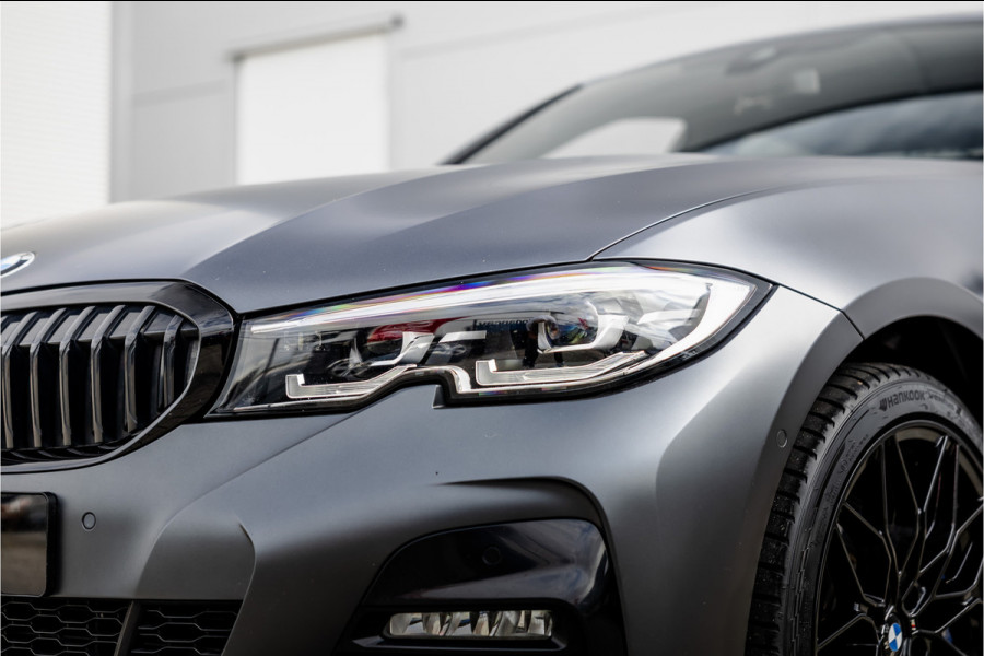 BMW 3 Serie 330e High Ex M-Sport Frozen / Glazen dak / Adaptief onderstel / Electrische stoelen /