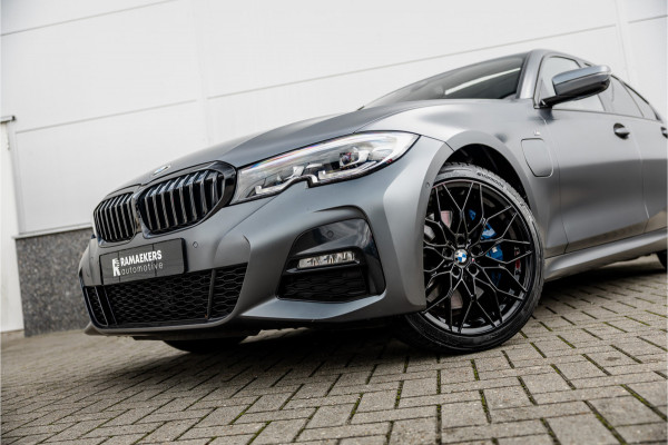 BMW 3 Serie 330e High Ex M-Sport Frozen / Glazen dak / Adaptief onderstel / Electrische stoelen /