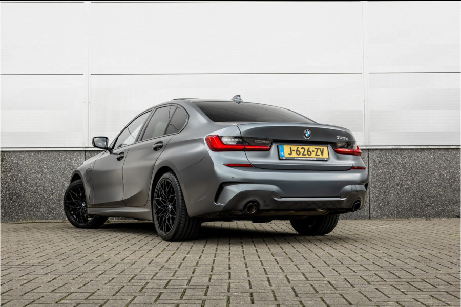 BMW 3 Serie 330e High Ex M-Sport Frozen / Glazen dak / Adaptief onderstel / Electrische stoelen /
