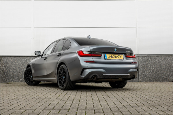 BMW 3 Serie 330e High Ex M-Sport Frozen / Glazen dak / Adaptief onderstel / Electrische stoelen /