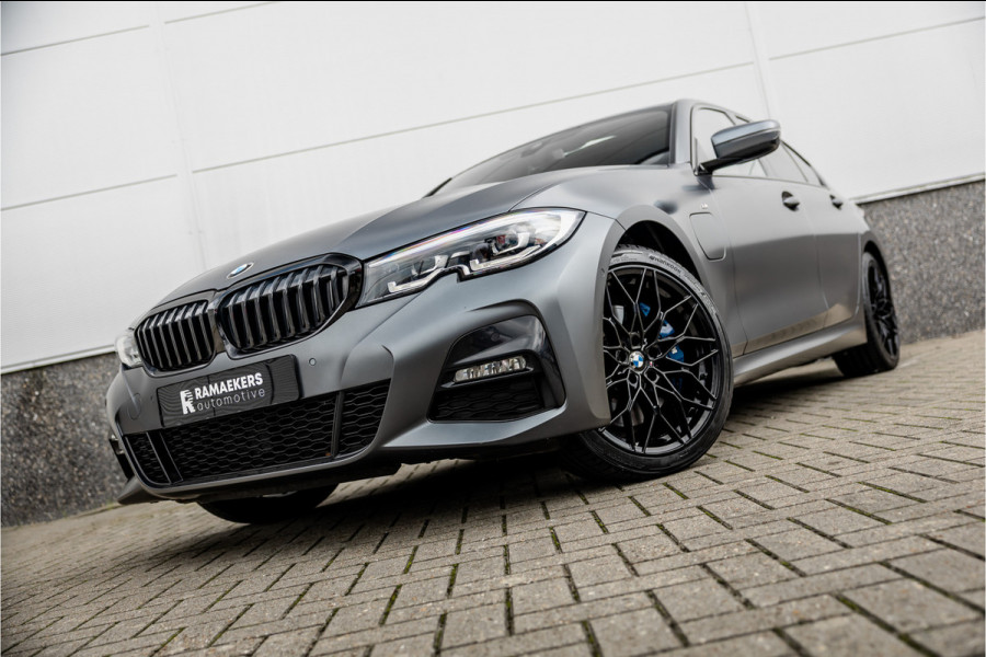 BMW 3 Serie 330e High Ex M-Sport Frozen / Glazen dak / Adaptief onderstel / Electrische stoelen /