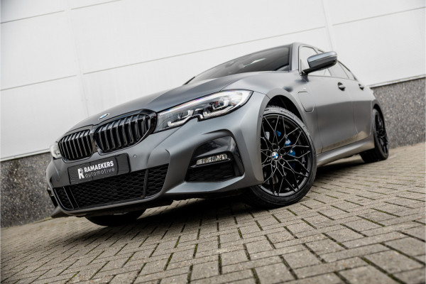 BMW 3 Serie 330e High Ex M-Sport Frozen / Glazen dak / Adaptief onderstel / Electrische stoelen /