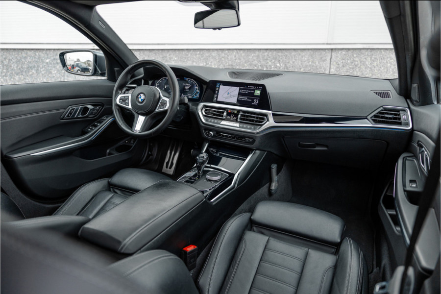 BMW 3 Serie 330e High Ex M-Sport Frozen / Glazen dak / Adaptief onderstel / Electrische stoelen /