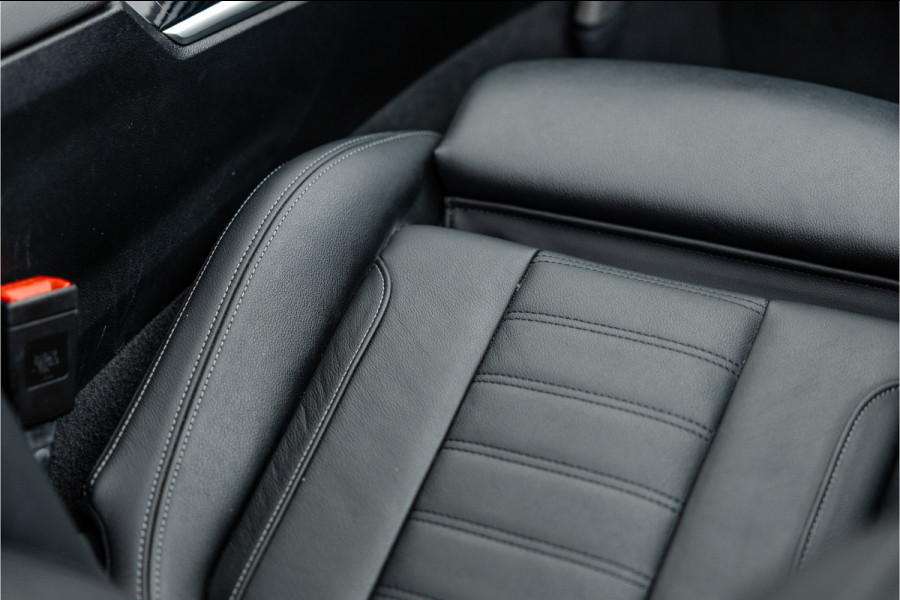 BMW 3 Serie 330e High Ex M-Sport Frozen / Glazen dak / Adaptief onderstel / Electrische stoelen /