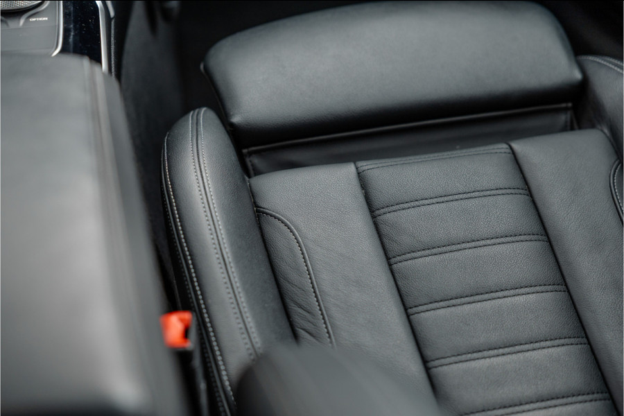 BMW 3 Serie 330e High Ex M-Sport Frozen / Glazen dak / Adaptief onderstel / Electrische stoelen /
