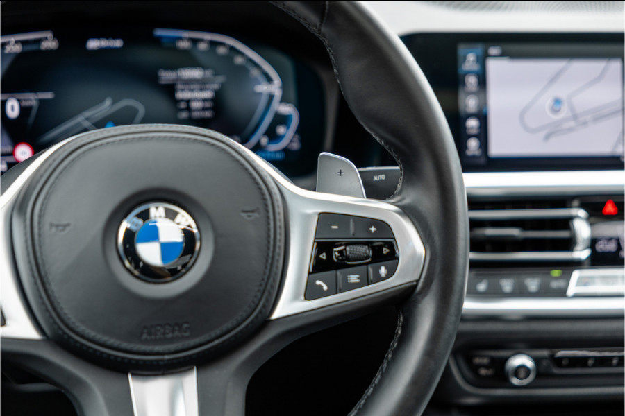 BMW 3 Serie 330e High Ex M-Sport Frozen / Glazen dak / Adaptief onderstel / Electrische stoelen /