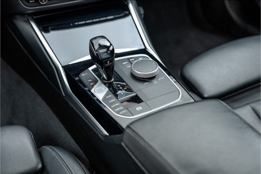 BMW 3 Serie 330e High Ex M-Sport Frozen / Glazen dak / Adaptief onderstel / Electrische stoelen /
