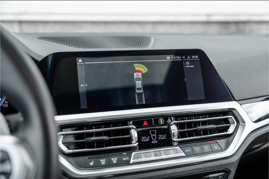 BMW 3 Serie 330e High Ex M-Sport Frozen / Glazen dak / Adaptief onderstel / Electrische stoelen /