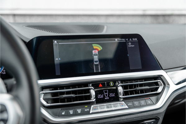 BMW 3 Serie 330e High Ex M-Sport Frozen / Glazen dak / Adaptief onderstel / Electrische stoelen /