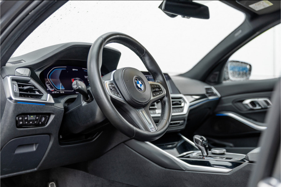 BMW 3 Serie 330e High Ex M-Sport Frozen / Glazen dak / Adaptief onderstel / Electrische stoelen /