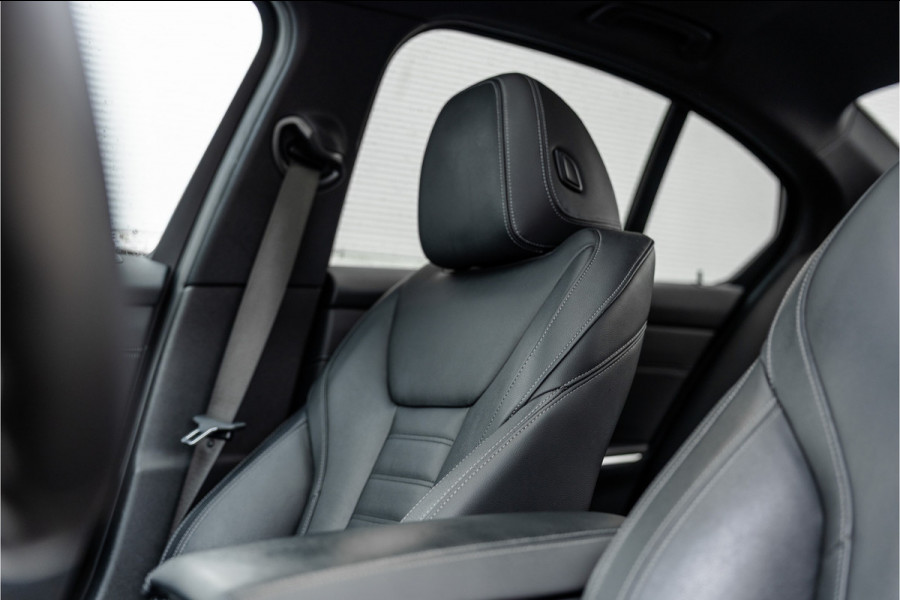 BMW 3 Serie 330e High Ex M-Sport Frozen / Glazen dak / Adaptief onderstel / Electrische stoelen /