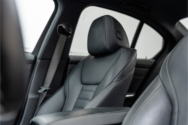BMW 3 Serie 330e High Ex M-Sport Frozen / Glazen dak / Adaptief onderstel / Electrische stoelen /