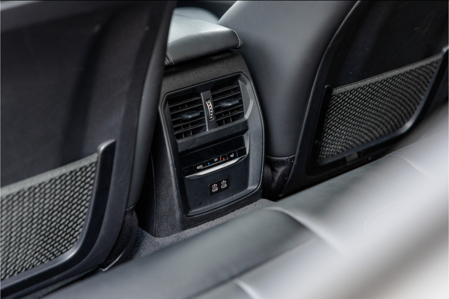 BMW 3 Serie 330e High Ex M-Sport Frozen / Glazen dak / Adaptief onderstel / Electrische stoelen /