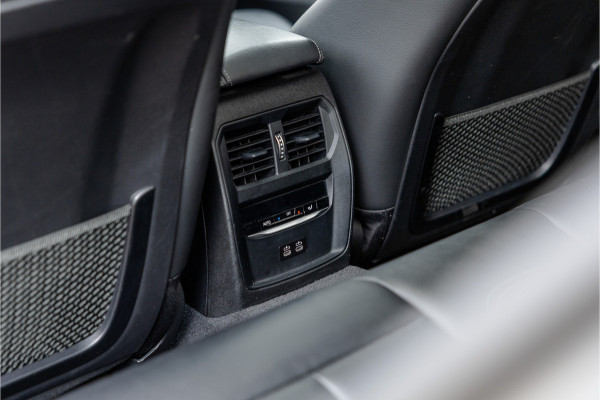 BMW 3 Serie 330e High Ex M-Sport Frozen / Glazen dak / Adaptief onderstel / Electrische stoelen /