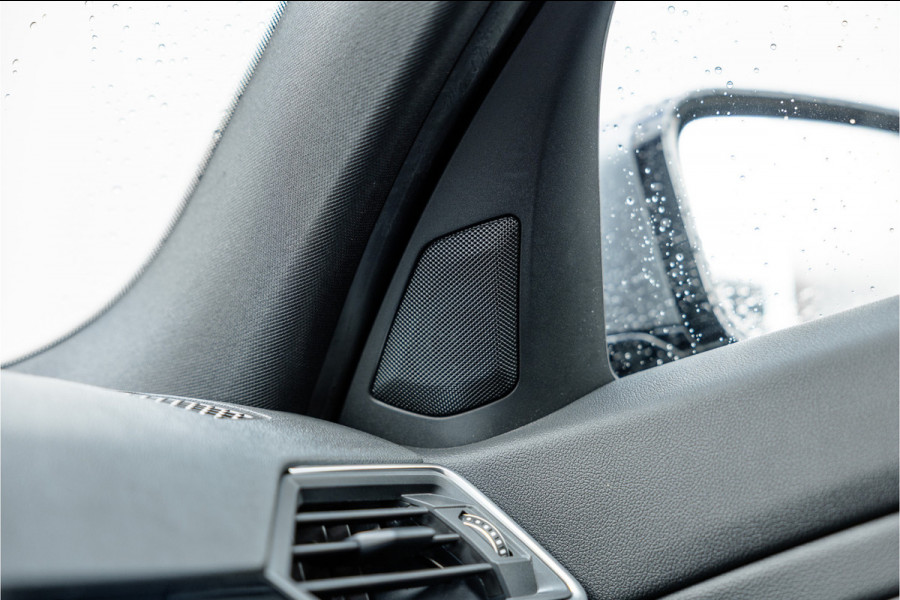 BMW 3 Serie 330e High Ex M-Sport Frozen / Glazen dak / Adaptief onderstel / Electrische stoelen /
