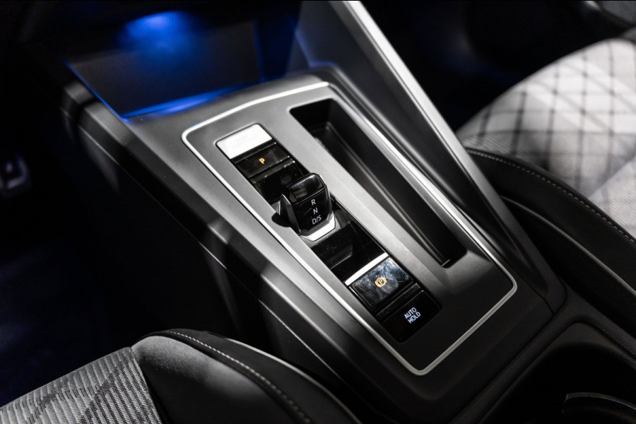 Volkswagen Golf 1.5 eTSI R-Line 2020 DSG IQ PANO CAMERA VIRTUAL