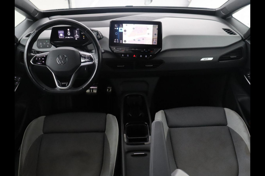 Volkswagen ID.3 First Max 58 kWh | SOH 92.0% | Panoramadak | Adaptive cruise | Stuur/stoel verwarming | Carplay | Camera | Sfeerverlichting | Trekhaak |