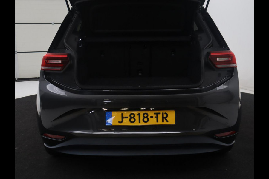 Volkswagen ID.3 First Max 58 kWh | SOH 92.0% | Panoramadak | Adaptive cruise | Stuur/stoel verwarming | Carplay | Camera | Sfeerverlichting | Trekhaak |