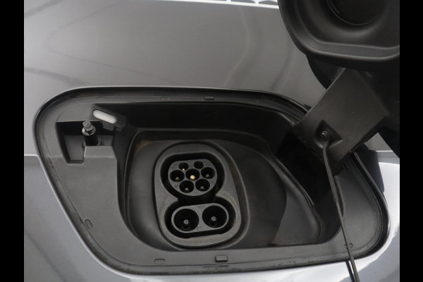 Volkswagen ID.3 First Max 58 kWh | SOH 92.0% | Panoramadak | Adaptive cruise | Stuur/stoel verwarming | Carplay | Camera | Sfeerverlichting | Trekhaak |