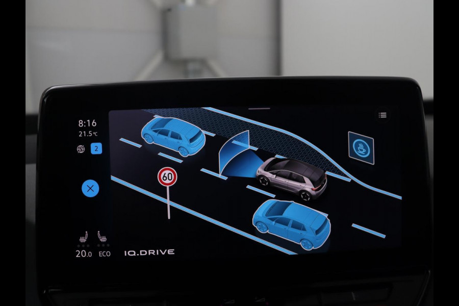 Volkswagen ID.3 First Max 58 kWh | SOH 92.0% | Panoramadak | Adaptive cruise | Stuur/stoel verwarming | Carplay | Camera | Sfeerverlichting | Trekhaak |