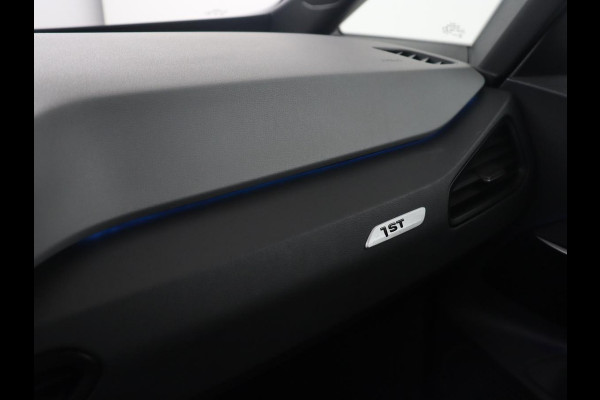 Volkswagen ID.3 First Max 58 kWh | SOH 92.0% | Panoramadak | Adaptive cruise | Stuur/stoel verwarming | Carplay | Camera | Sfeerverlichting | Trekhaak |