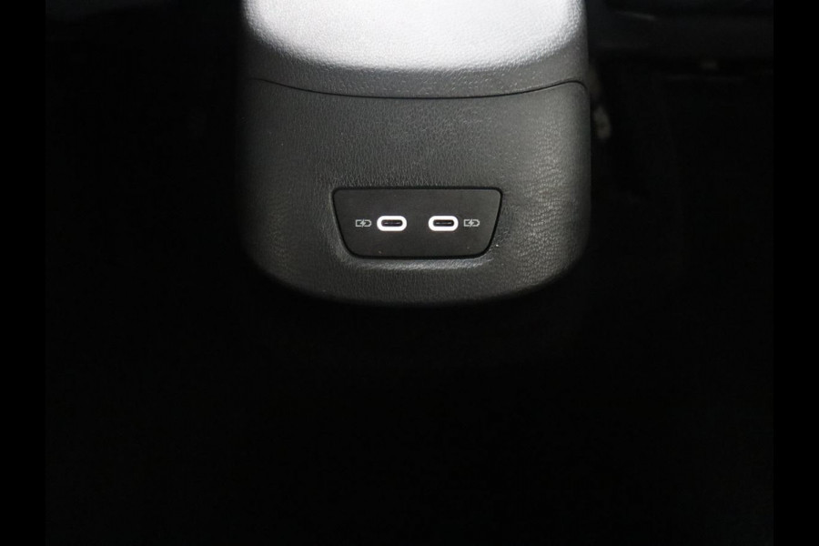 Volkswagen ID.3 First Max 58 kWh | SOH 92.0% | Panoramadak | Adaptive cruise | Stuur/stoel verwarming | Carplay | Camera | Sfeerverlichting | Trekhaak |